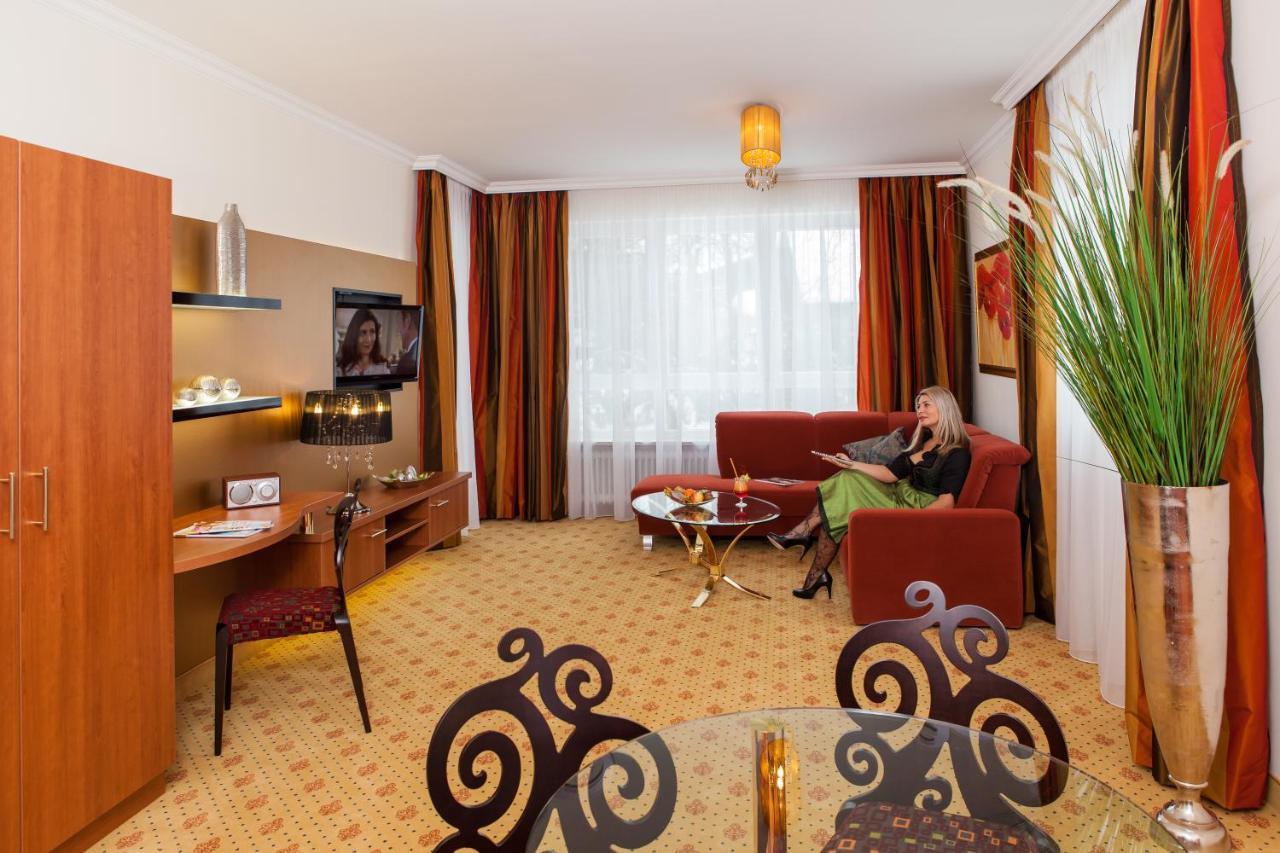 Thermalhotel Gass บาดฟึสซิง ภายนอก รูปภาพ
